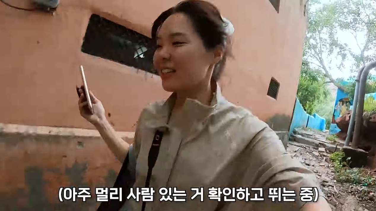 南韓女YTR獨遊印度!遭癡漢跟蹤當面「掏GG把玩」她嚇壞狂奔求助 Vlog片段掀熱議