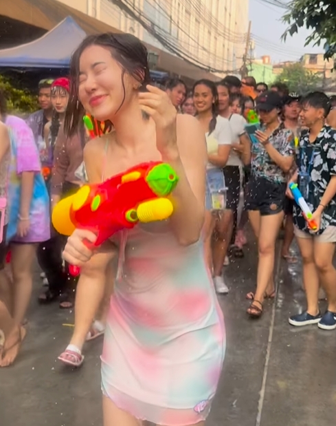 DJ Soda 泰國潑水節狂歡!「細肩衣+真理褲」上街嗨玩 疑遭陌生男吃豆腐粉絲震怒