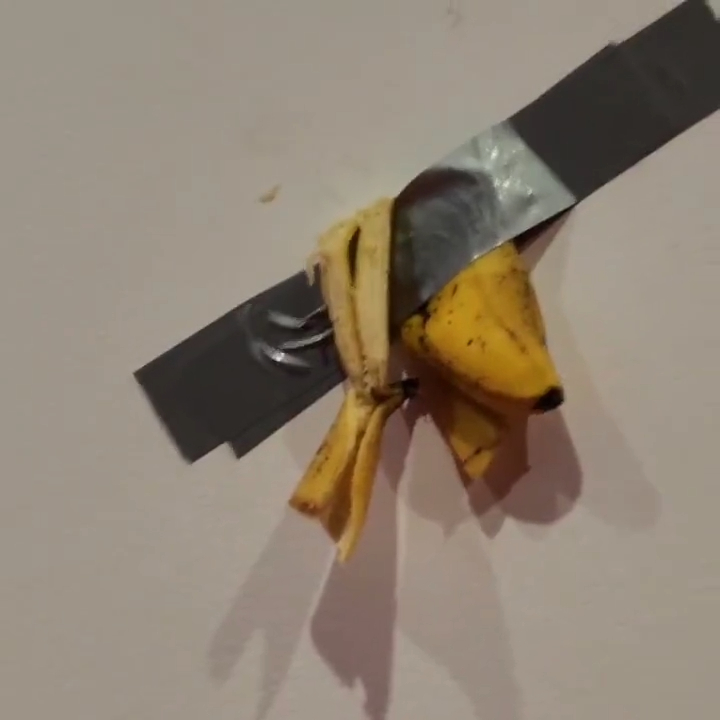 368萬「香蕉」藝術品遭吃光!南韓大學生現場完食蕉皮貼回牆 辯稱:肚子太餓了
