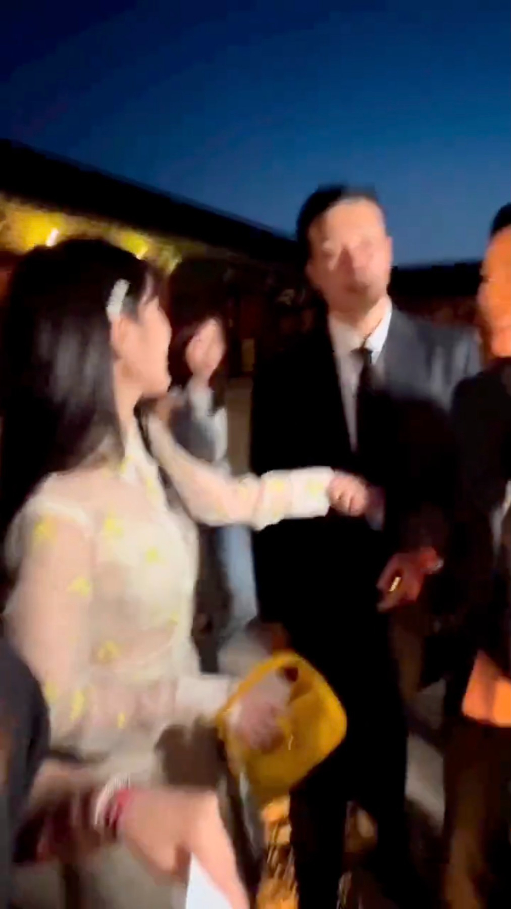台灣時尚KOL莫莉Gucci大秀堵IU!「興奮拉手說生日快樂」遭網圍剿:藉活動逞一己之私