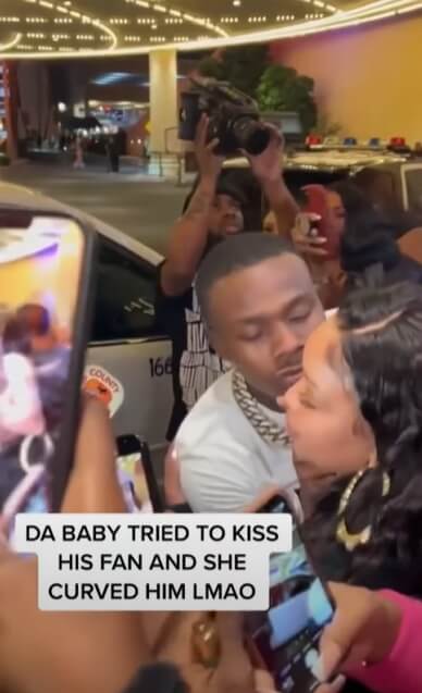 饒舌歌手DaBaby「強吻粉絲」失敗 網笑：尷尬癌都要發作了