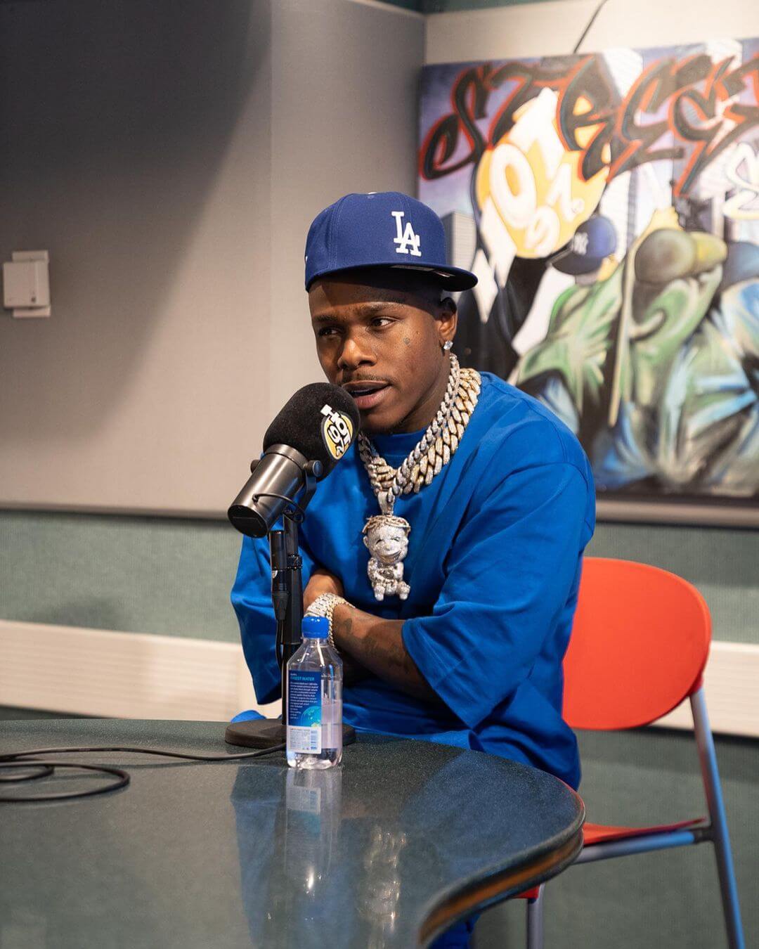 饒舌歌手DaBaby「強吻粉絲」失敗 網笑：尷尬癌都要發作了