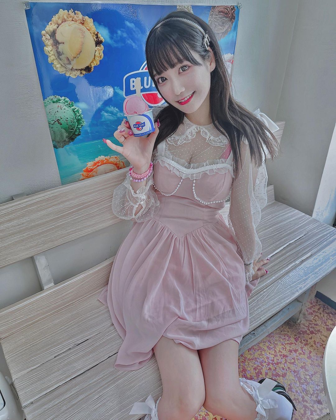 女偶像強灌男粉喝洗碗精!下肚瞬間「口吐白沫」狂嘔片掀爭議 成員卻狂笑:好可憐哦