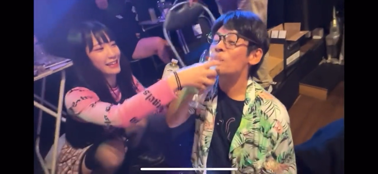 女偶像強灌男粉喝洗碗精!下肚瞬間「口吐白沫」狂嘔片掀爭議 成員卻狂笑:好可憐哦