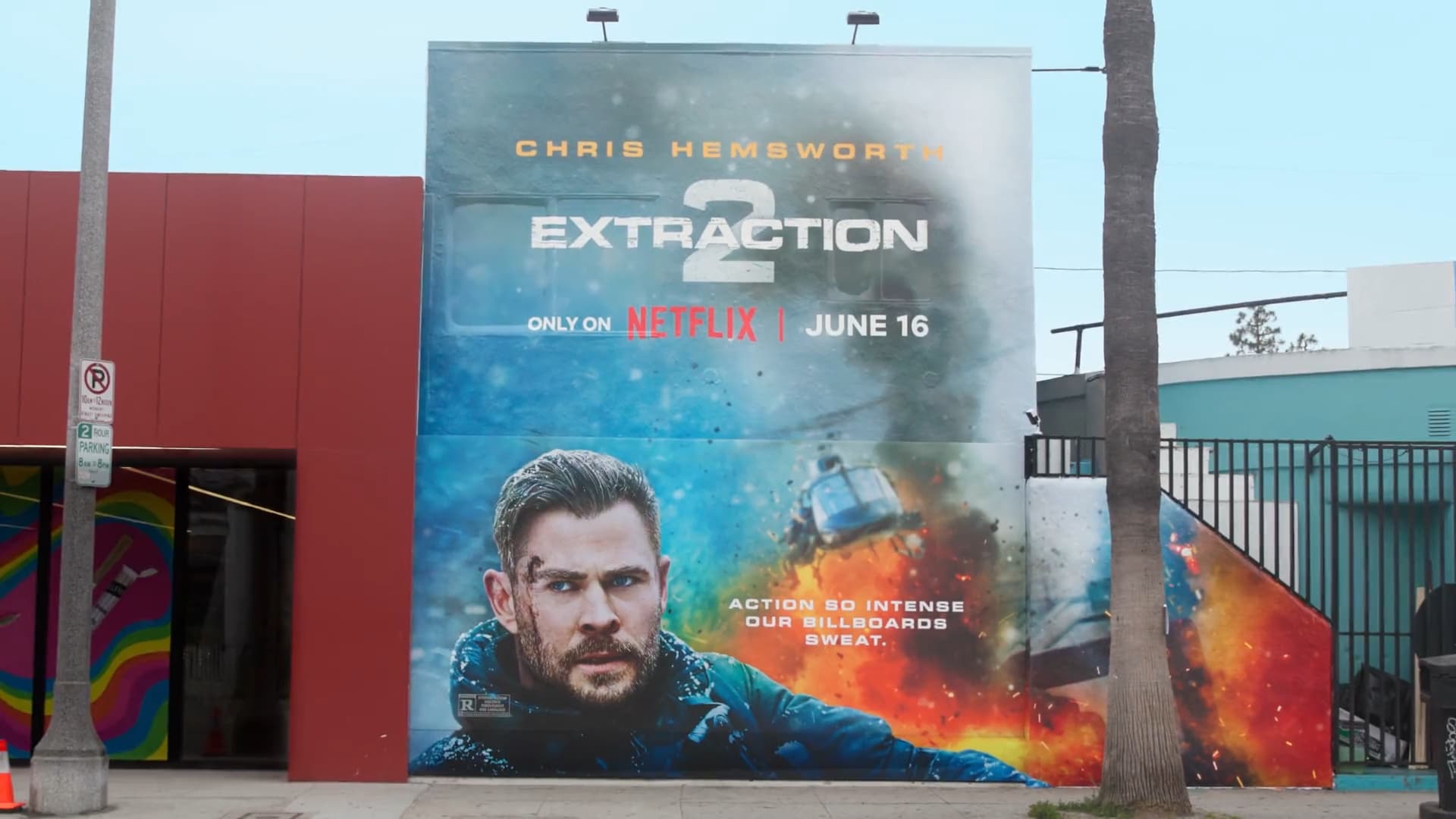 Netflix放大絕!宣傳電影架海報能「分泌雷神的汗」觀眾伸手感受嗨:好懂我們想要什麼