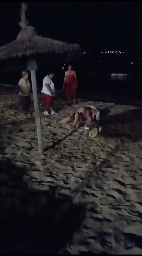 女同志情侶追求刺激!「海邊上下交疊」3阿嬤看不下去圍攻驅離畫面笑翻網