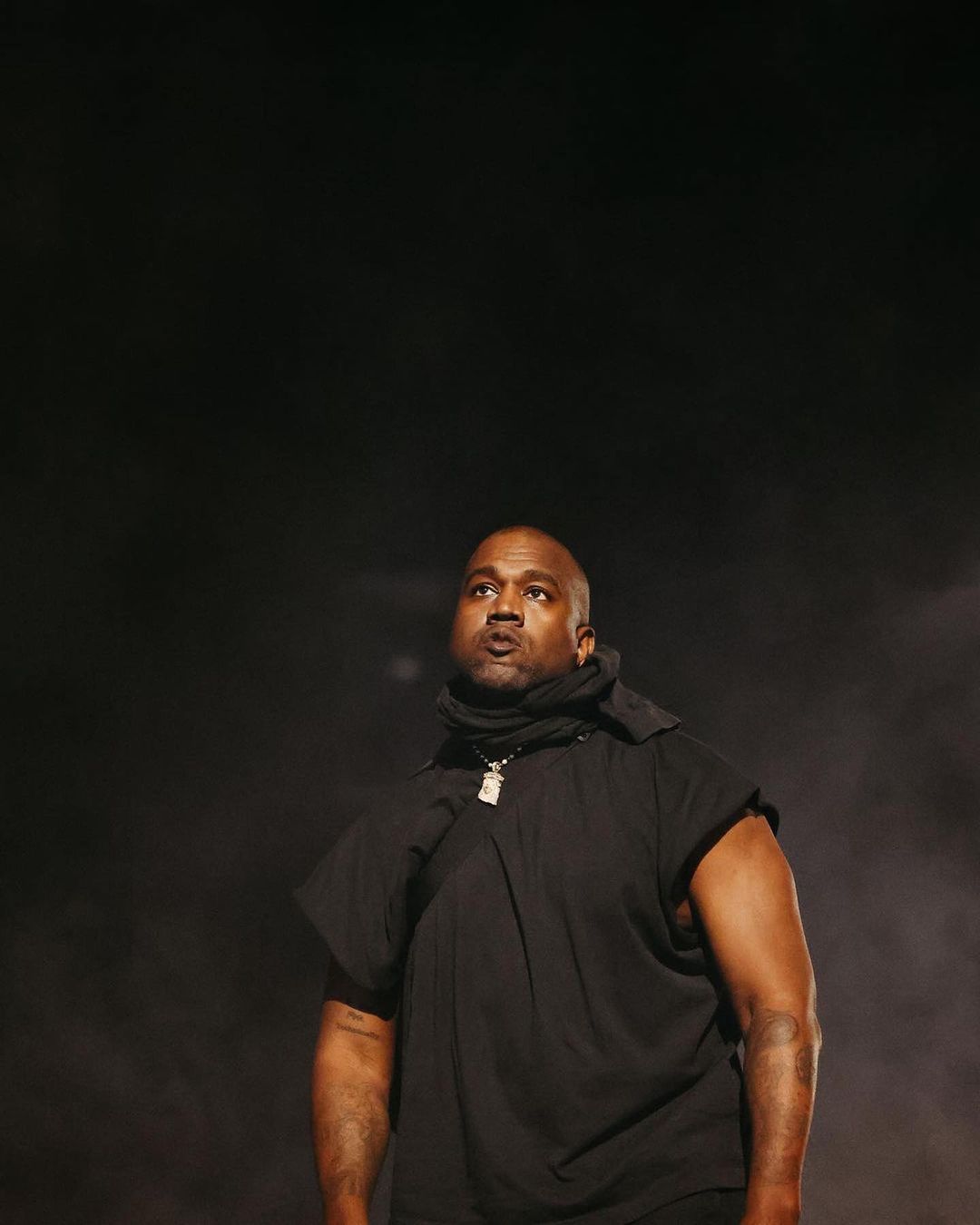 Kanye West陪辣妻遊義大利!她穿透視服「解放雙峰不遮了」網看翻:大到藏不住