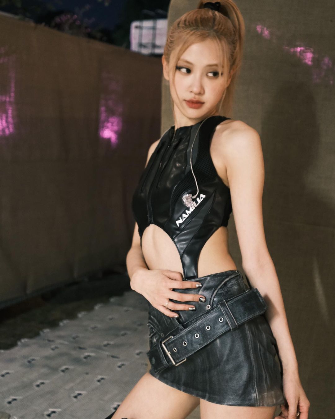 BLACKPINK Rosé脫了!限動曬「火辣泳裝照」粉絲瘋狂喊:若隱若現的最美