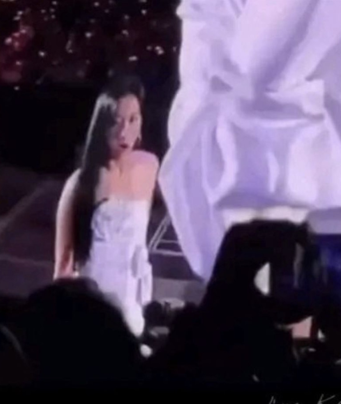 Lisa舞台裝太惹火!激短短褲「一轉身半顆蜜桃全掉出」Jennie、Jisoo見狀驚恐貌瘋傳