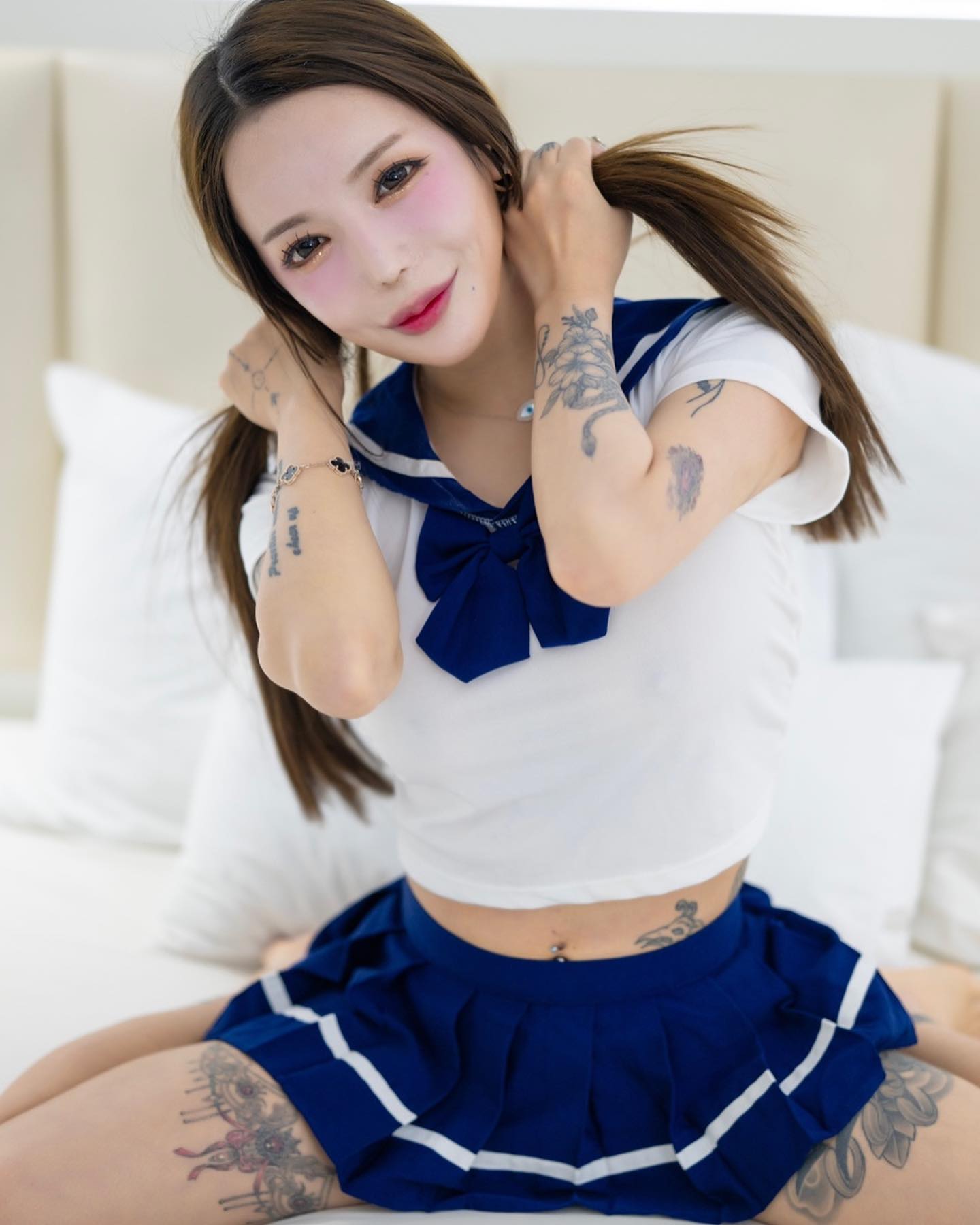 韓女優罩紙箱上街任路人摸UU!前進弘大掀關注 男摸完嗨翻:觸感好貨真價實