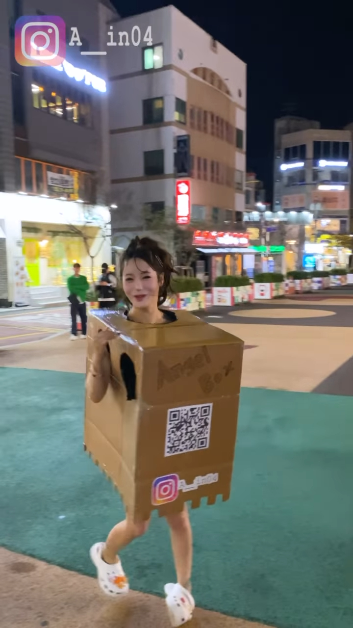 韓女優罩紙箱上街任路人摸UU!前進弘大掀關注 男摸完嗨翻:觸感好貨真價實