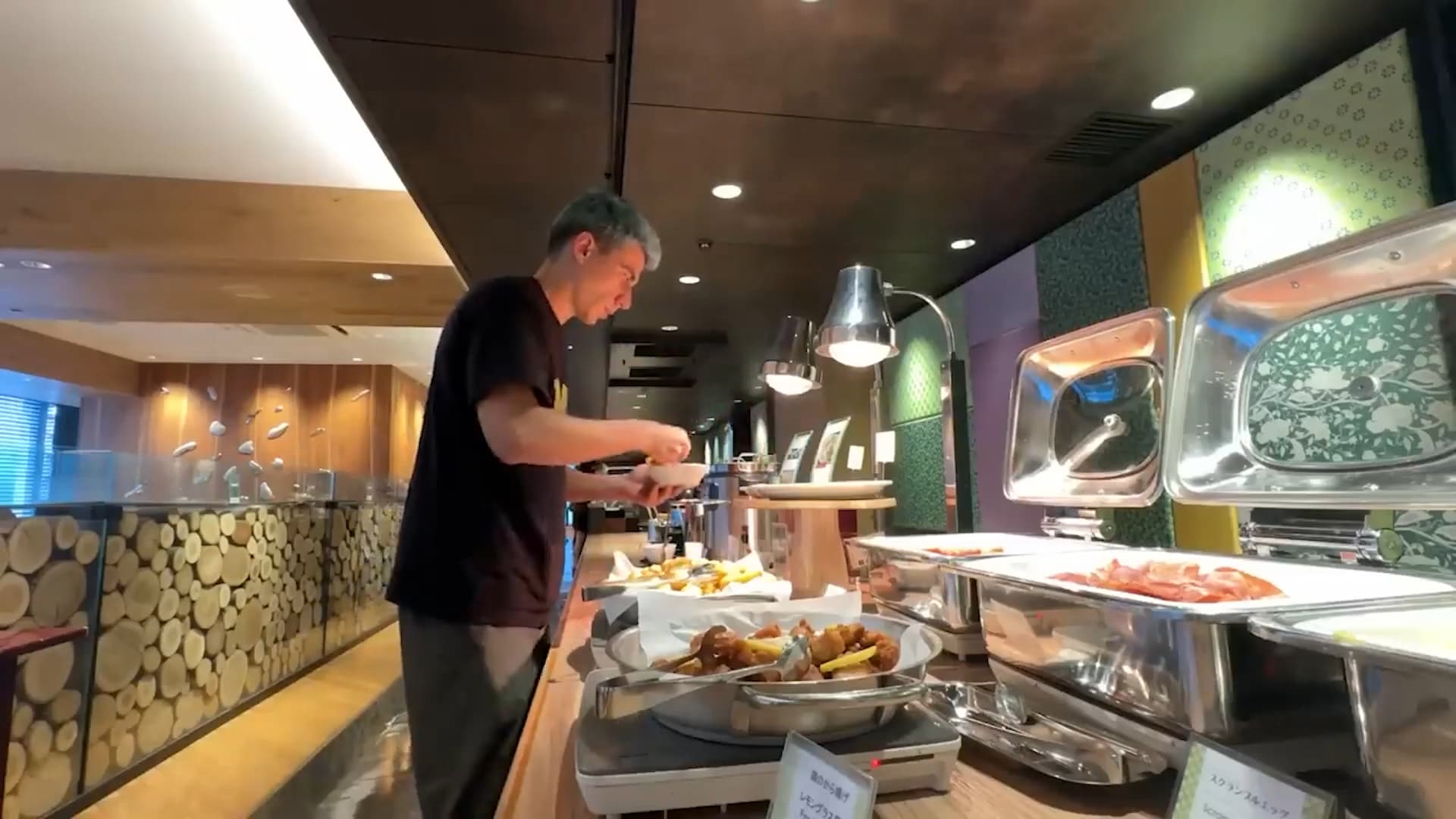 百萬YTR帶頭作亂!拍片遊日竟「躲廁所逃票、吃飯店霸王餐」被警抓不怕 引網公憤