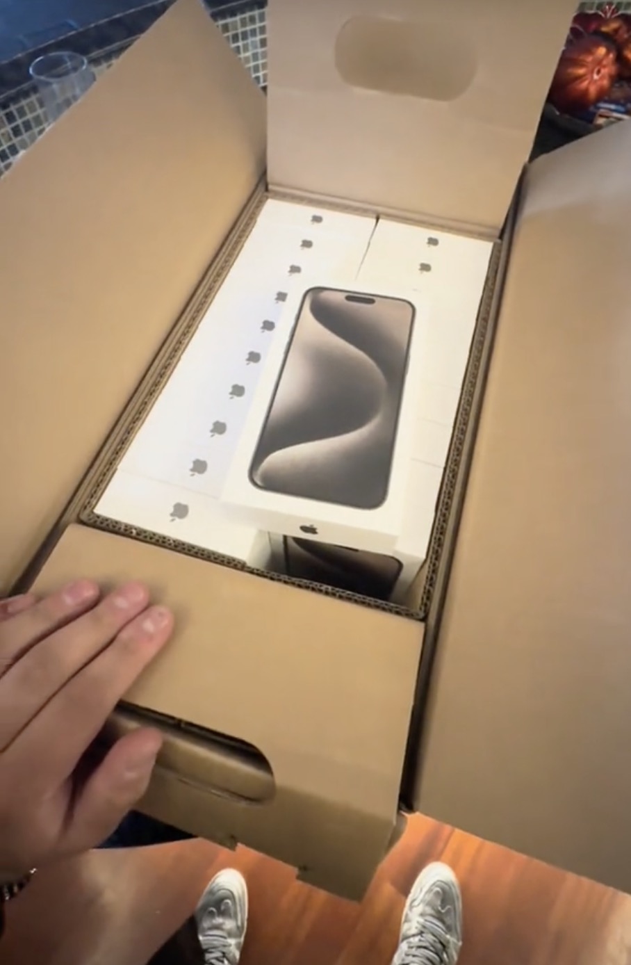 他訂4支iPhone 15 Pro Max卻收到60支!「現賺300萬」千萬網友看傻喊:賺爛了