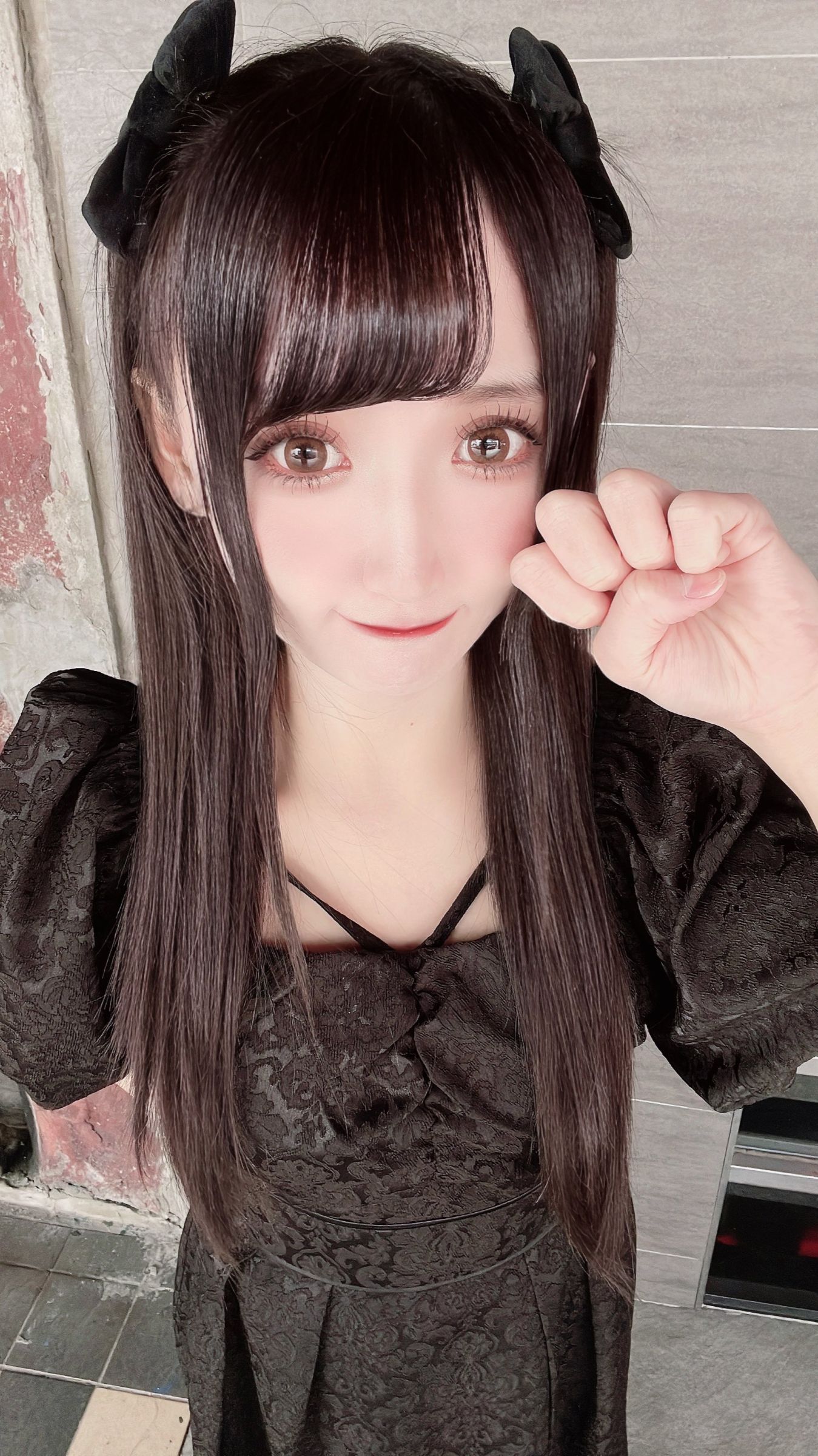 日女偶像來台演出!遭兩大流浪狗「撲倒狠咬腿部見紅」她嚇瘋喊:以為要完蛋了