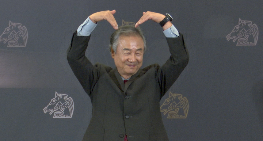 金馬59／鄭東煥暖送愛心！朱軒洋一秒變粉絲　興奮握手、合照坦言：還蠻爽的