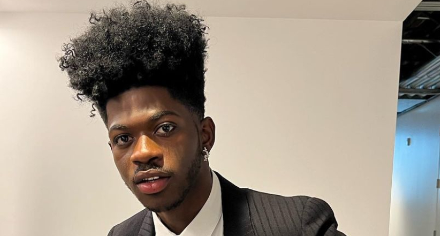 Lil Nas X演唱會延遲開唱！他廣播自爆「我正在大便」台下觀眾全笑翻：太real了