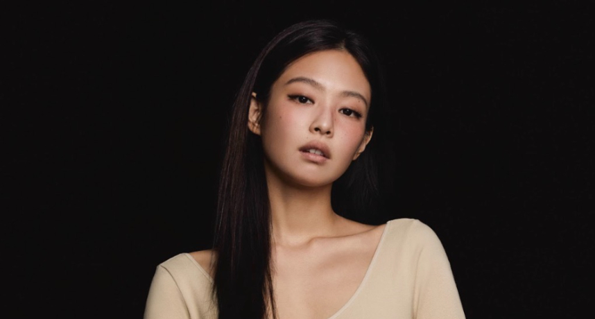 Jennie全新CK廣告大片曝光！「勾魂眼神＋性感POSE」電翻全網：辣到升天了