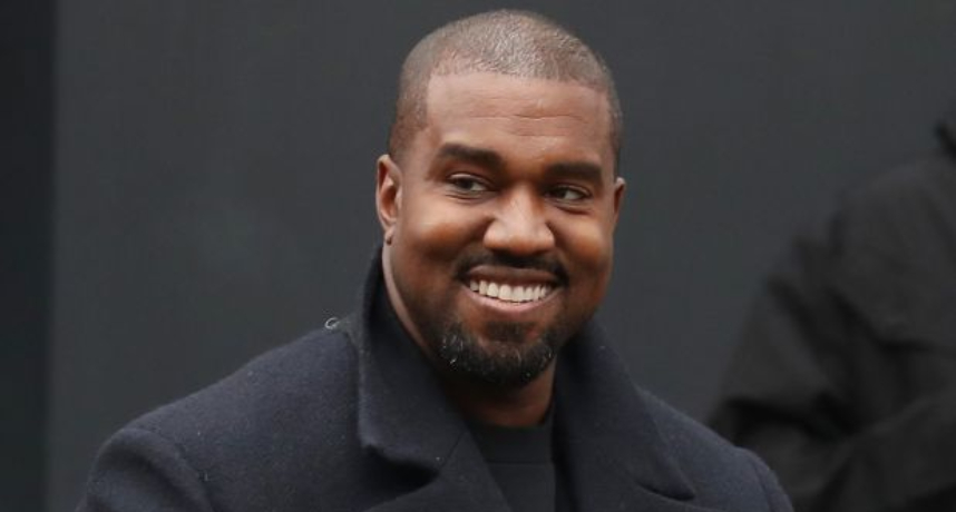 翻修17億豪宅！Kanye West「獨坐路邊孤等Uber」遭網嘲笑：超像獨居老人