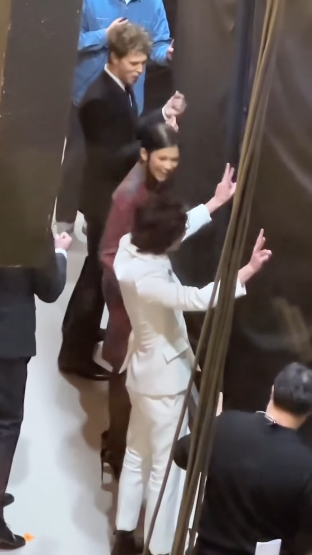 入境隨俗!《沙丘》甜茶、千黛亞狂比「臉頰手指愛心」萌翻網 演練片段流出掀熱議