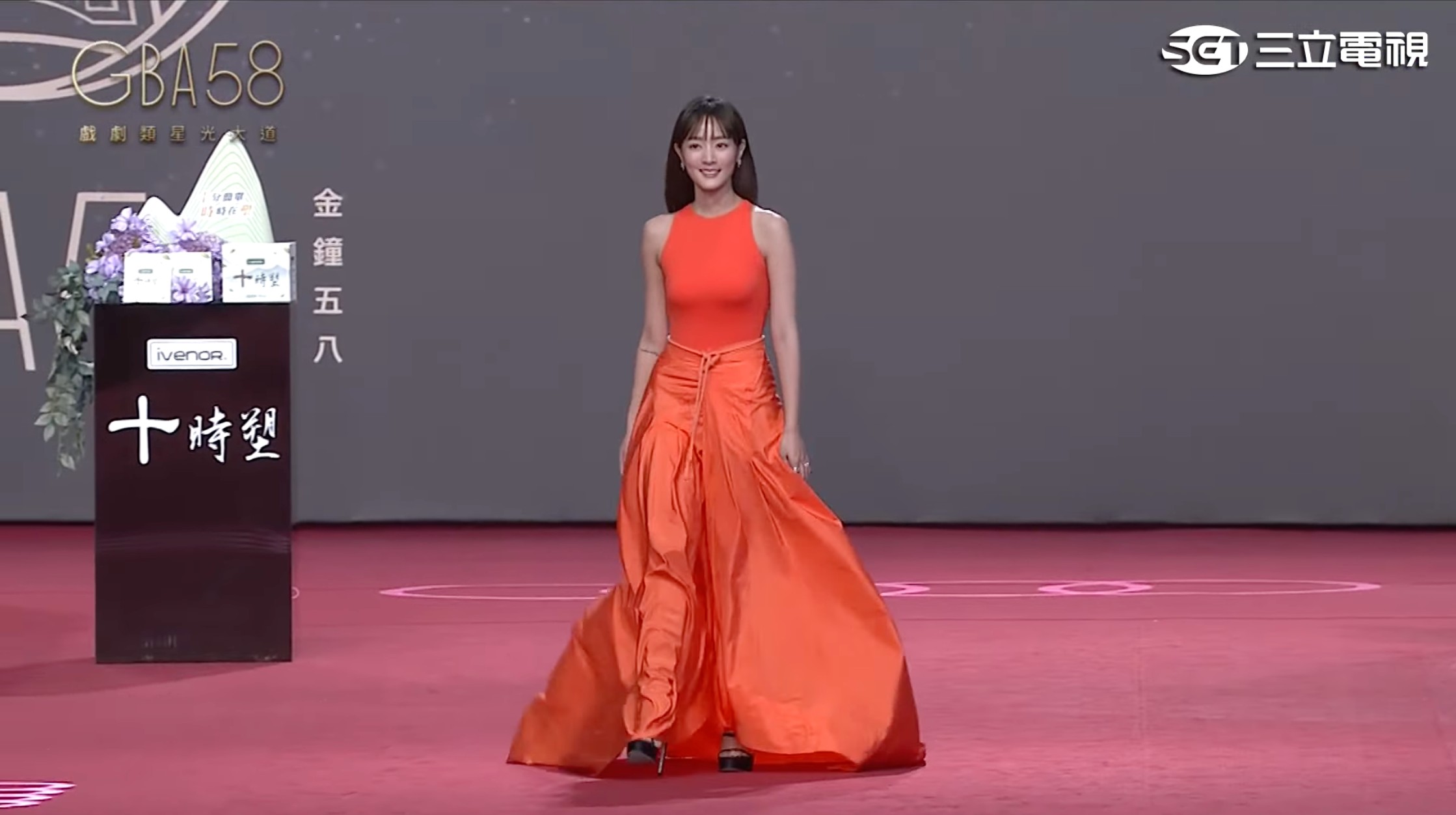 金鐘58/王淨亮橘禮服甜度爆表!劇中發傳單造勢戲碼太逼真 遭疑:妳轉行了?