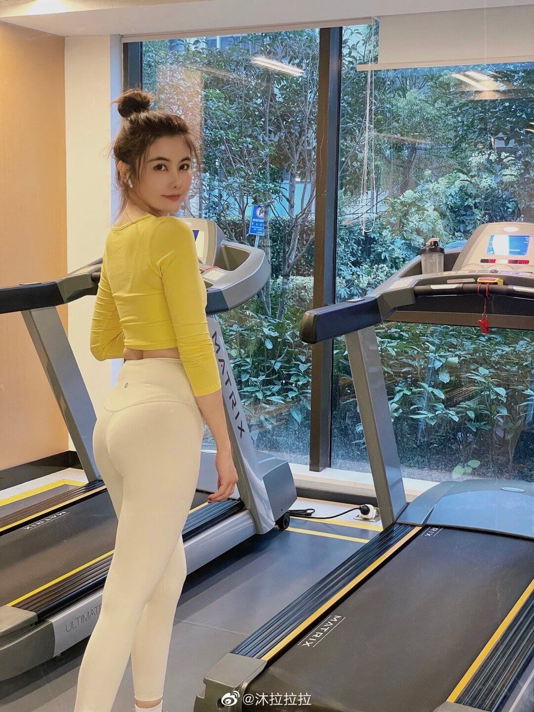 馬甲線全靠P圖？「網紅版古力娜扎」腰間炸出兩坨肉　真實身材線