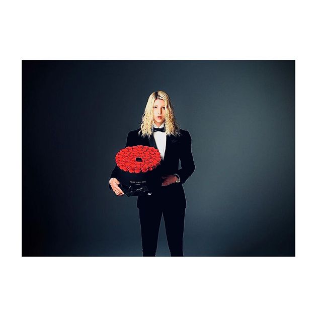 掰了疫情重擊！羅蘭曝光「短捲髮新造型」　網狂讚：走在尖端 