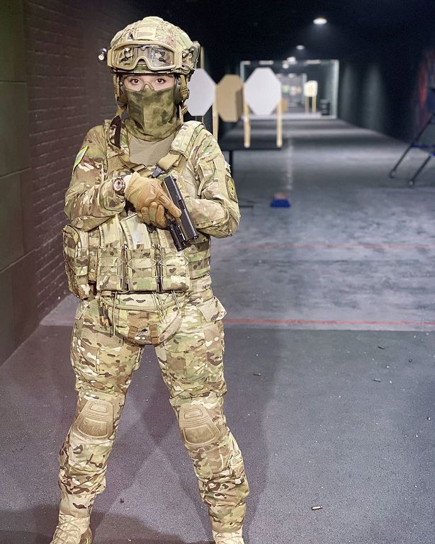 俄羅斯小龍女「太兇」軍服藏不住！架槍姿勢曝光網嚇歪：太正