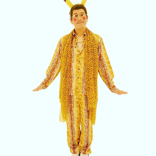 聯手皮卡丘！PIKO太郎再推獵奇「洗腦神曲」　網：有點尷尬  席捲整個2016年的洗腦神曲《PPAP》，經典歌詞「I have a pen、I have an apple 、Ah、Apple pen」，因為旋律簡單，節奏相當強烈，加上英文單詞不斷重複，雖然整首歌只有45秒，還是成功洗腦一票網友，至今仍是不少網友心中的經典。這首歌爆紅後，也連帶讓44歲日本諧星PIKO太郎廣受喜愛。  近日，PIKO太郎再度聯手廣受許多大、小朋友喜愛的《精靈寶可夢》(神奇寶貝)中的主角皮卡丘，推出歌曲《PIKA to PIKO》，在網上引發一波討論度！歌曲中，除了對皮卡丘的皮卡丘語進行翻譯之外，也同步模仿彼此，並在MV中大跳可愛的簡單洗腦歌曲。對此，PIKO太郎也透露，自己其實一直很期待和皮卡丘合作，除了他們一樣都是黃色的，看起來特別有親近感。  事實上，因為新冠狀肺炎在全球肆虐的關係，演藝圈也跟著受到重創，不少演藝活動也跟著延後或取消，因此PIKO太郎也希望，《PIKA to PIKO》除了呼籲大家多洗手，預防病毒感染之外，也可以帶給更多小朋友歡樂，在新冠狀肺炎肆虐的時刻，有一些樂趣。  影片一出，也引來網友正、反兩面的評價，有網友認為這次的歌曲保持過去洗腦逗趣的風格，相當有趣，不過也有網友認為，雖然歌曲很可愛，不過MV看起來其實有點尷尬，評價相當兩極。