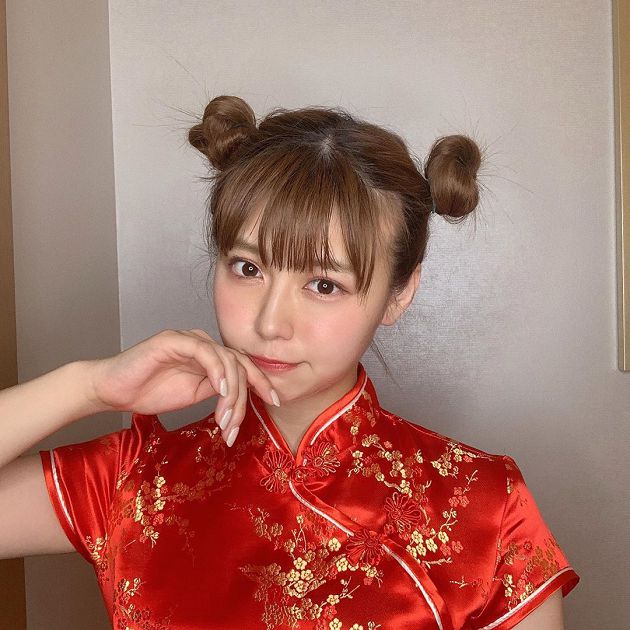 單穿圍裙播新聞?F級校花「春光全外洩」 官方曝光全身照