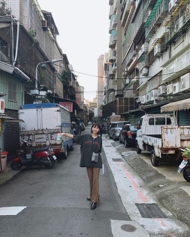 23歲日本寫真正妹「背景在台灣」!汽、機車亂停網罵翻:醜爆
