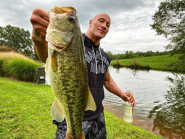 7歲暴牙照曝光！巨石強森「發文自婊」　凱文哈特：無法呼吸