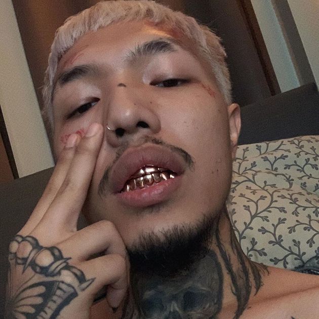 簽名直接簽在女粉胸上!21歲RAPPER限動PO文「真粉絲」被罵翻