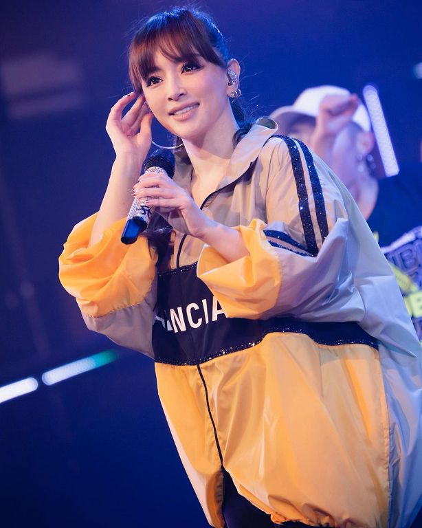 挺7月肚待產期「硬開演唱會」！幕後原因公開：要救公司