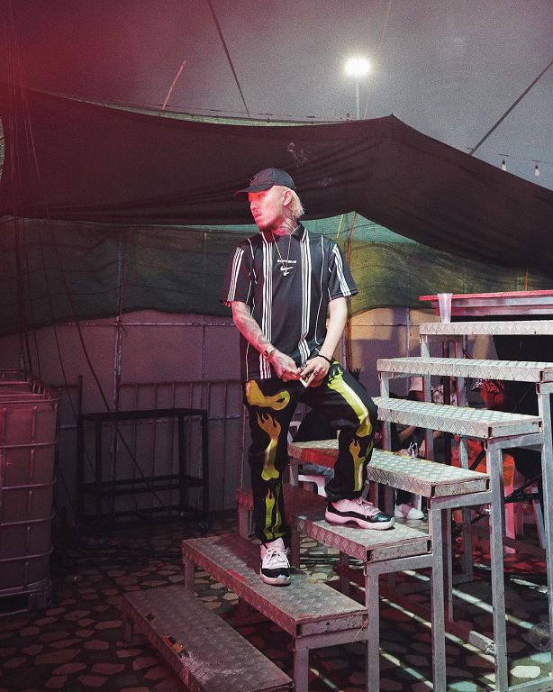 簽名直接簽在女粉胸上!21歲RAPPER限動PO文「真粉絲」被罵翻