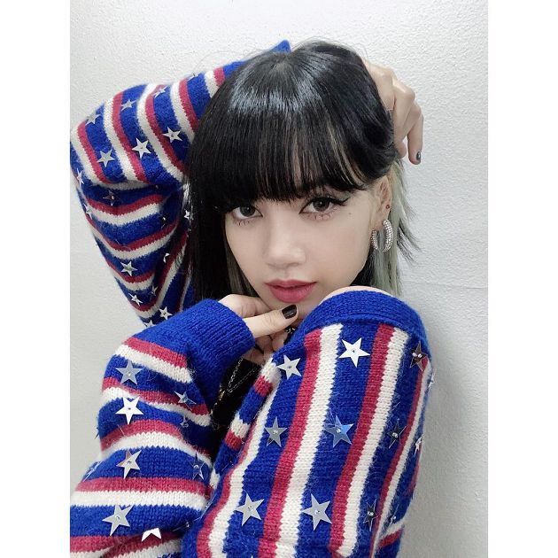 露額頭亮相！Lisa「罕見掀開鐵瀏海」引網批：髮際線太高