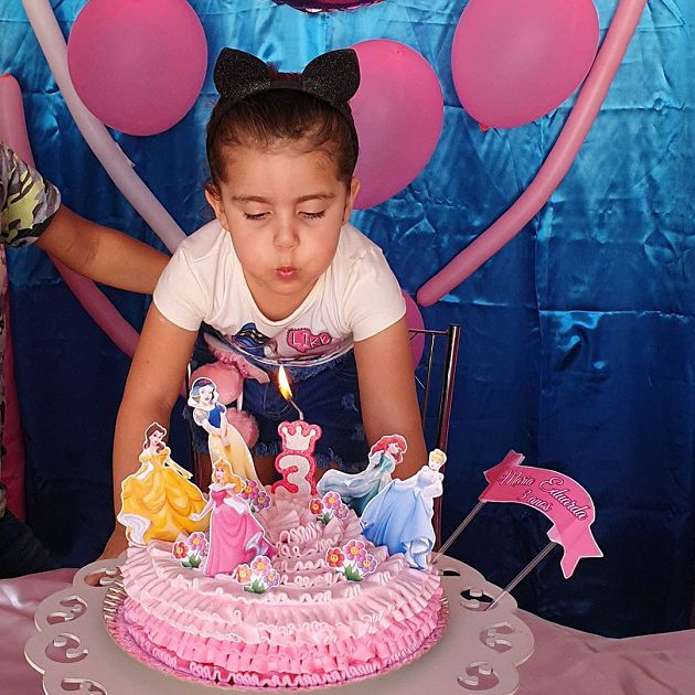 為吹生日蠟燭大打出手!3歲妹妹「狂扯姐姐頭髮」爆紅 IG開通了