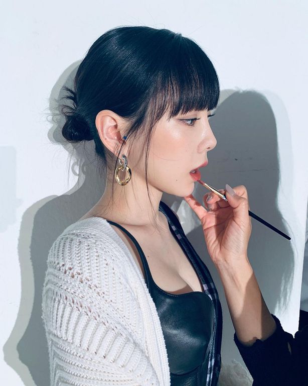 風格大突破!31歲太妍「勤練瑜珈」難得曬美背 粉暴動:正翻