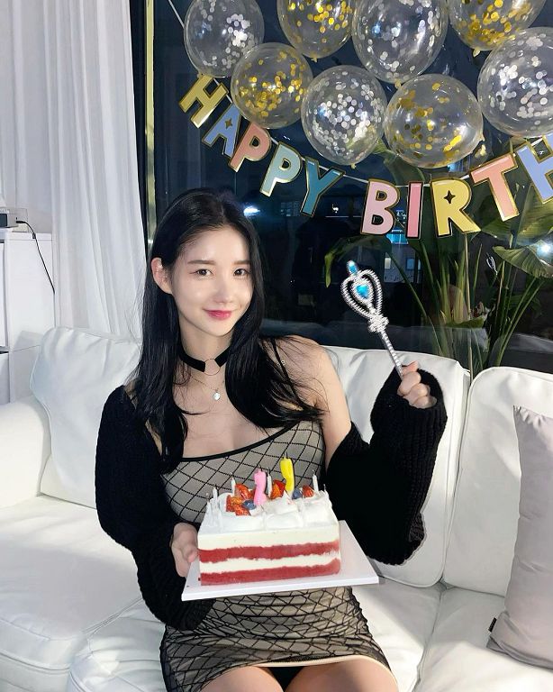 「暗黑版潤娥」慶29歲生日太嗨!一坐下「疑走光」照片曝光