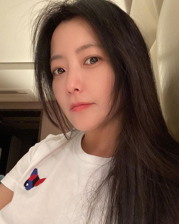 43歲演大學生！金喜善曝「保養祕訣」：奇異果敷臉