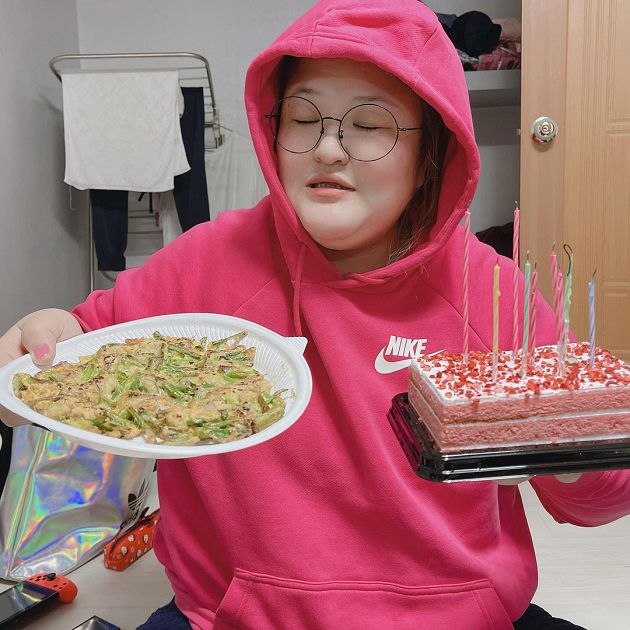 致敬泫雅!李國主推〈I'm Not Full〉大吃泡麵 網笑歪:好餓