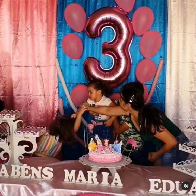 為吹生日蠟燭大打出手!3歲妹妹「狂扯姐姐頭髮」爆紅 IG開通了