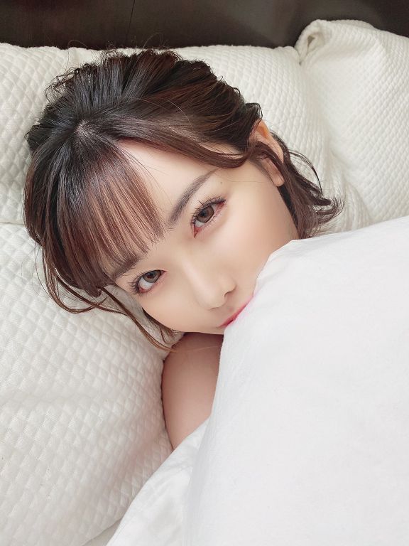 黑森林炸出？深田詠美「鐵盤挑戰」完全不穿　網：這樣太危險