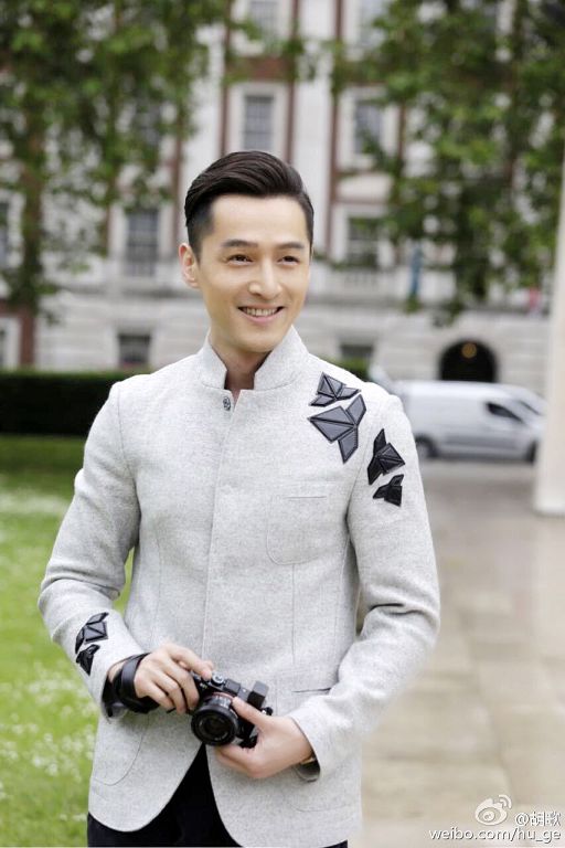 粉絲狠被打臉！批評工作室「選圖不用心」　胡歌凌晨親回：我自己挑的