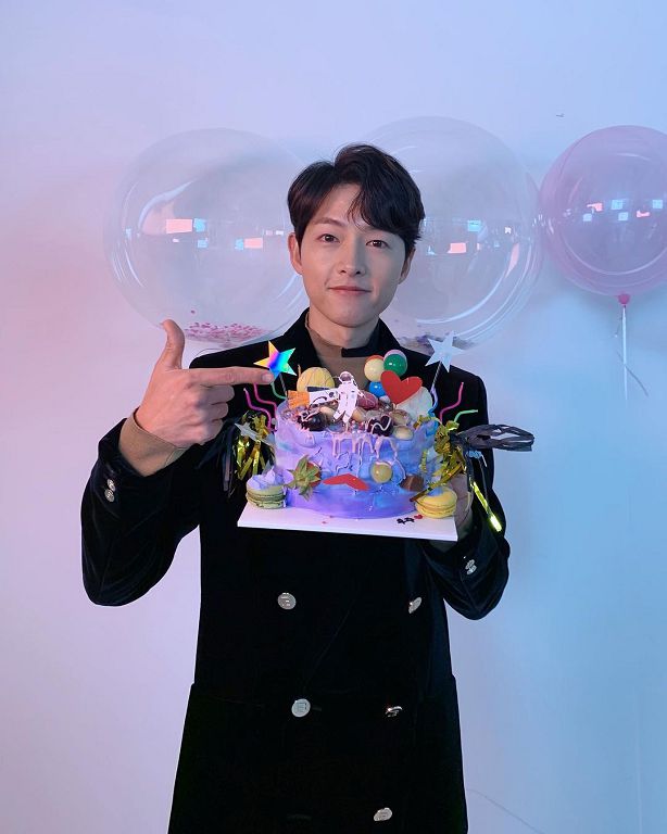 被當女兒養！宋仲基曝光「幼時舊照」：鄰居以為我是女生