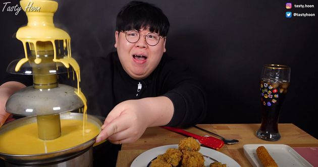 起司狂甩是經典？韓吃播「巧克力噴泉」再翻車　網：充滿綜藝魂