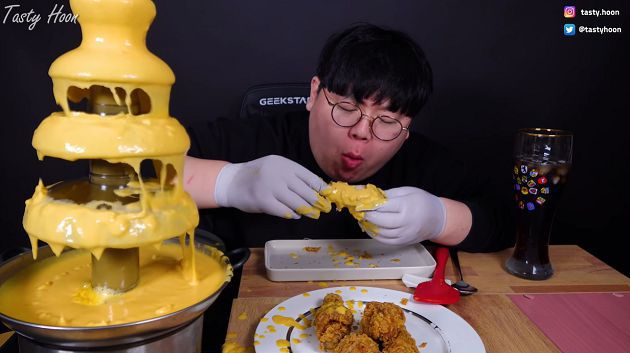 起司狂甩是經典？韓吃播「巧克力噴泉」再翻車　網：充滿綜藝魂