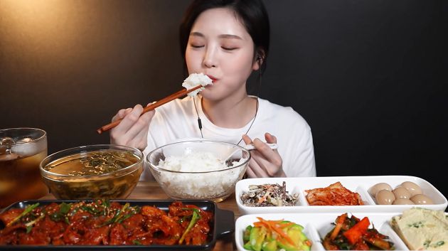 「正妹吃播BOKI」被爆假吃！停更3個月強勢回歸　點閱完全不掉