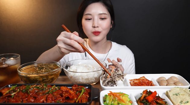 「正妹吃播BOKI」被爆假吃！停更3個月強勢回歸　點閱完全不掉