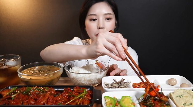 「正妹吃播BOKI」被爆假吃！停更3個月強勢回歸　點閱完全不掉