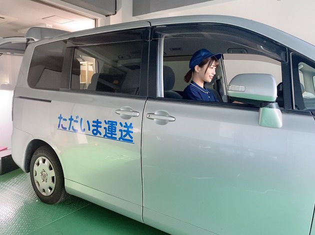 褲子出走!正妹送貨員「車門拉開」下半身沒穿 網:太危險